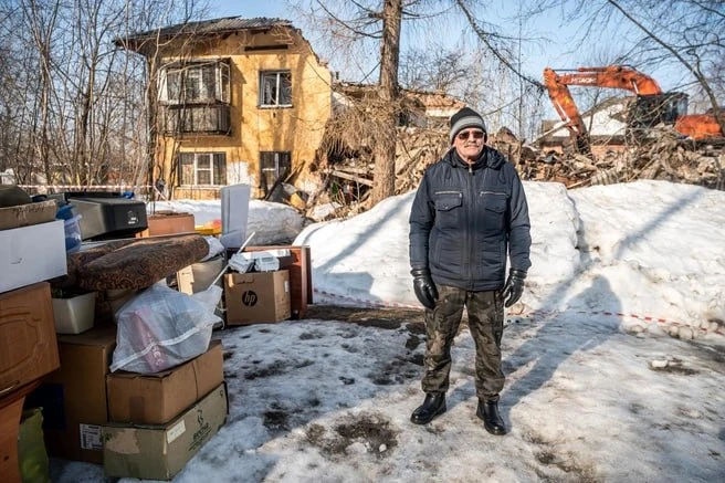 «Хотят вселить в бомжовник!» Пенсионер 7 месяцев живет в палатке на руинах дома, моется...