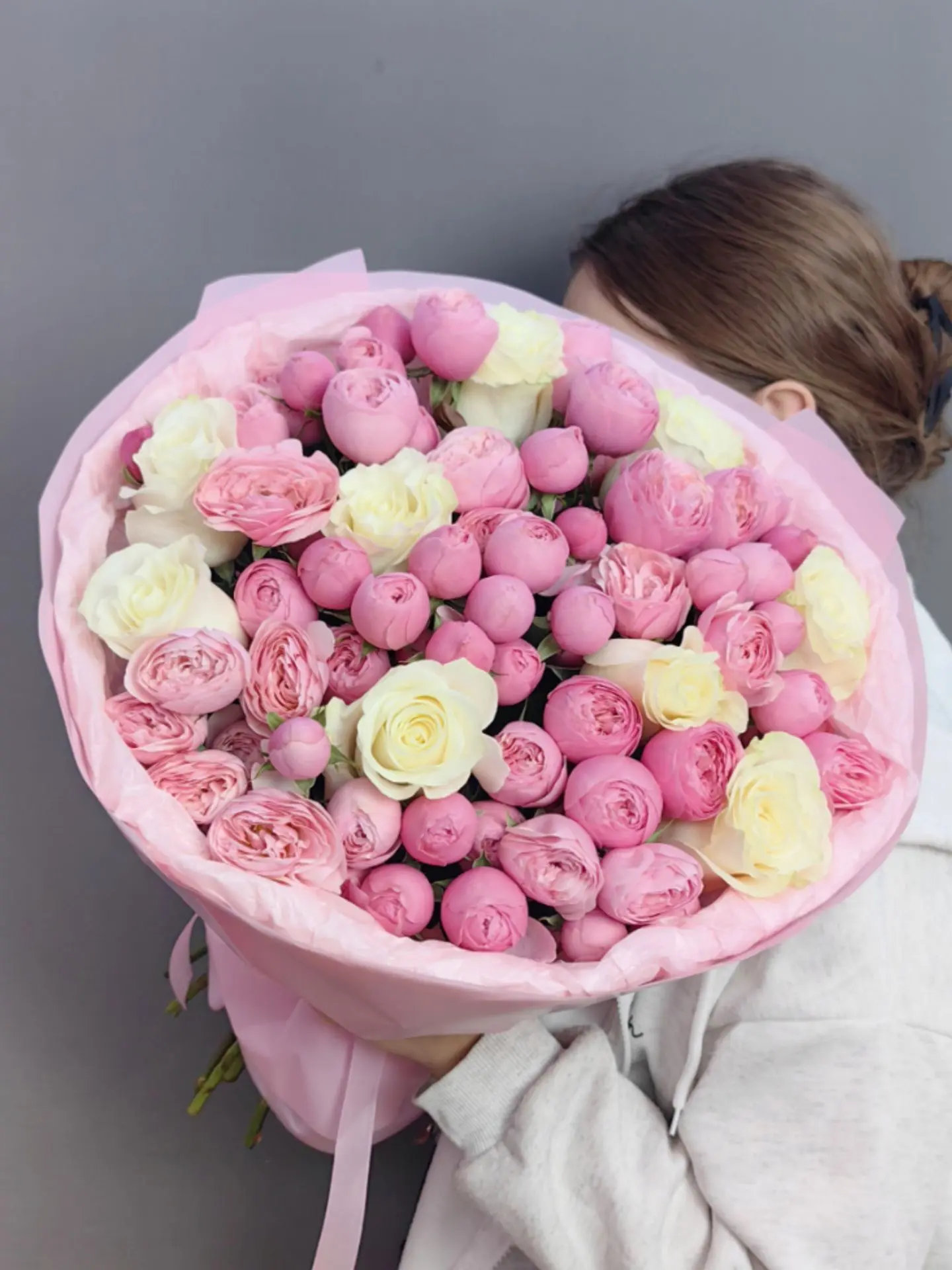 🌸Авторский букет из кустовых пионовидных роз сорта "Силва Пинк" и белых одиночных роз