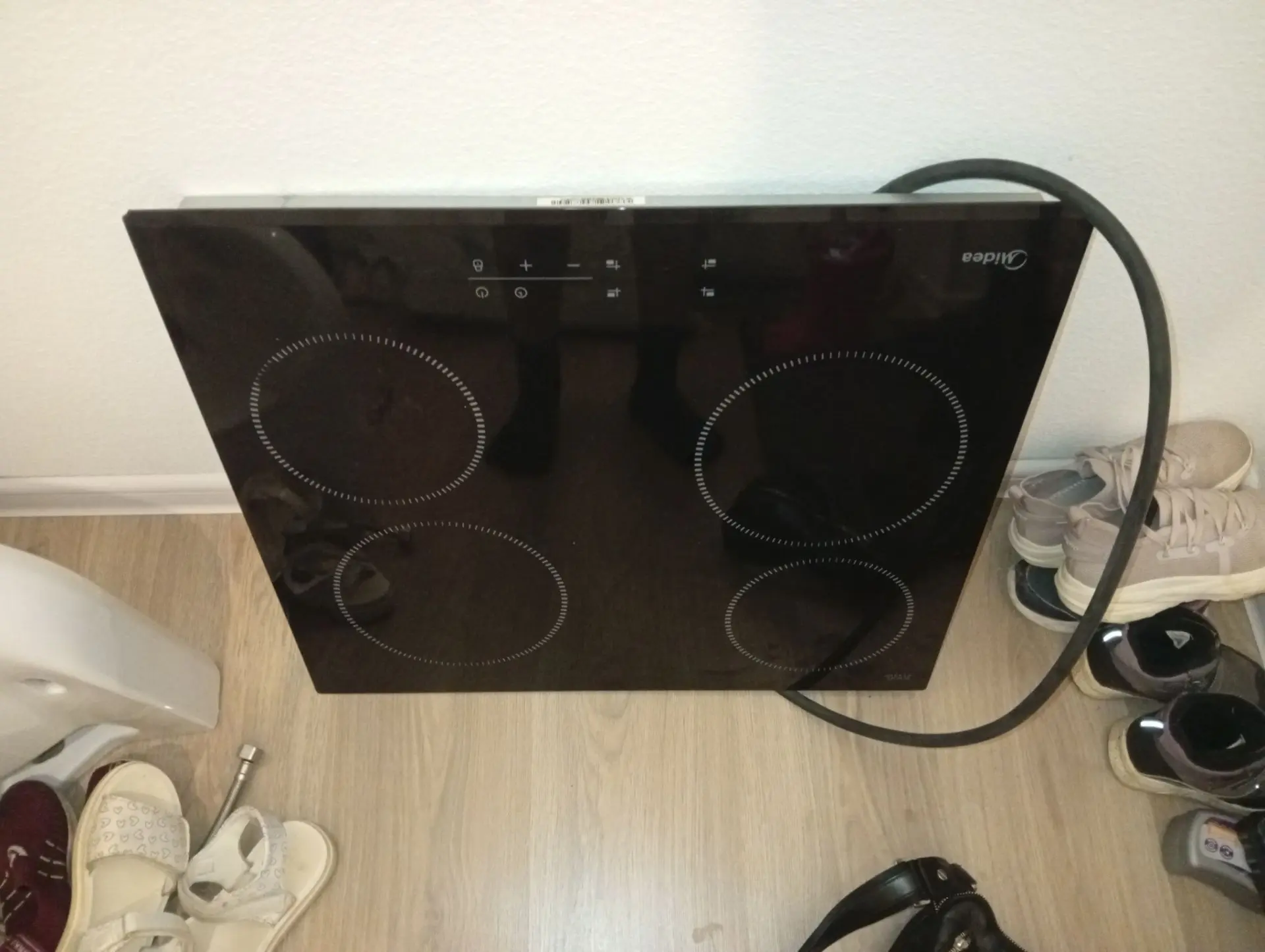 Продам варочную панель Midea MCH64260F в отличном состоянии б.у покупали новой за 12000...