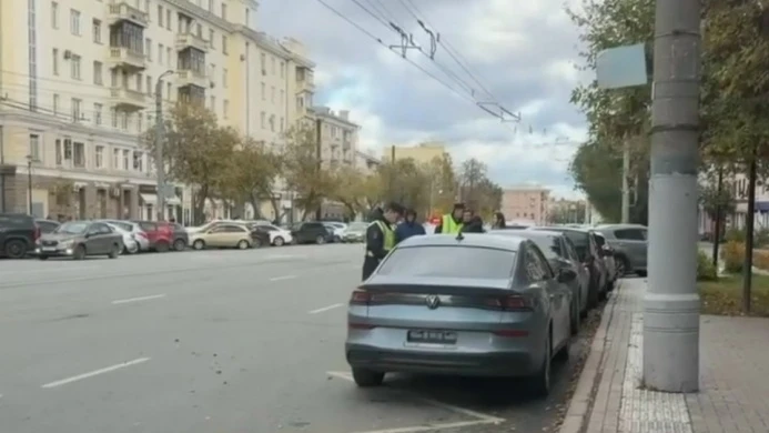 В Челябинске водителей оштрафовали за незаконную парковку на остановках общественного т...
