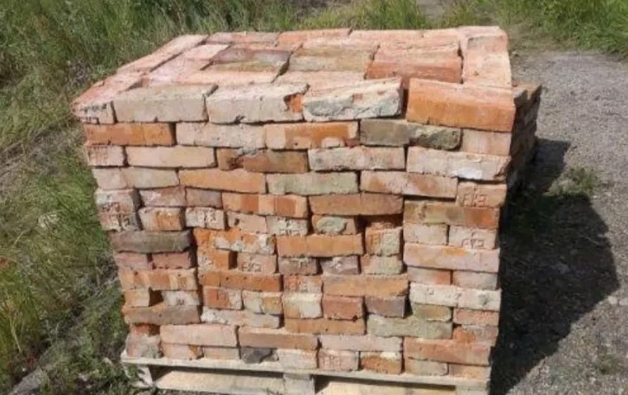 Продам б/у кирпич красный огнеупорный полнотелый.