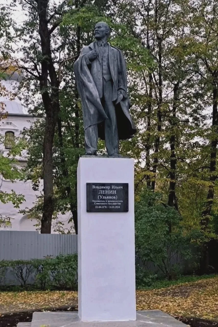 На памятнике Ленину появилась новая табличка