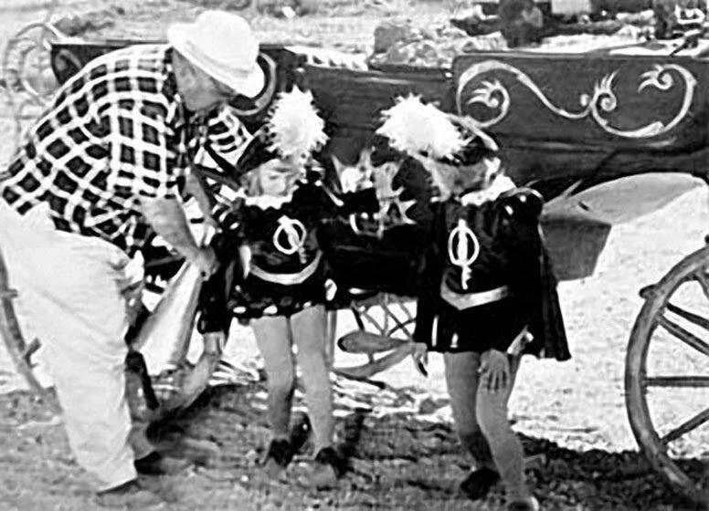 🎬 На съемках фильма-сказки «Королевство кривых зеркал», 1963 год.
