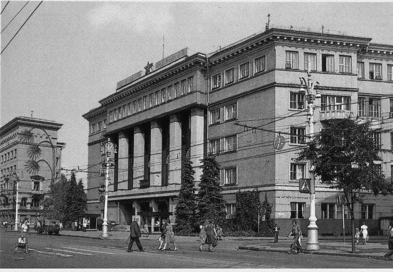 В 1930-е в этом здании располагался Дом связи — центральный телеграф и главная телефонн...
