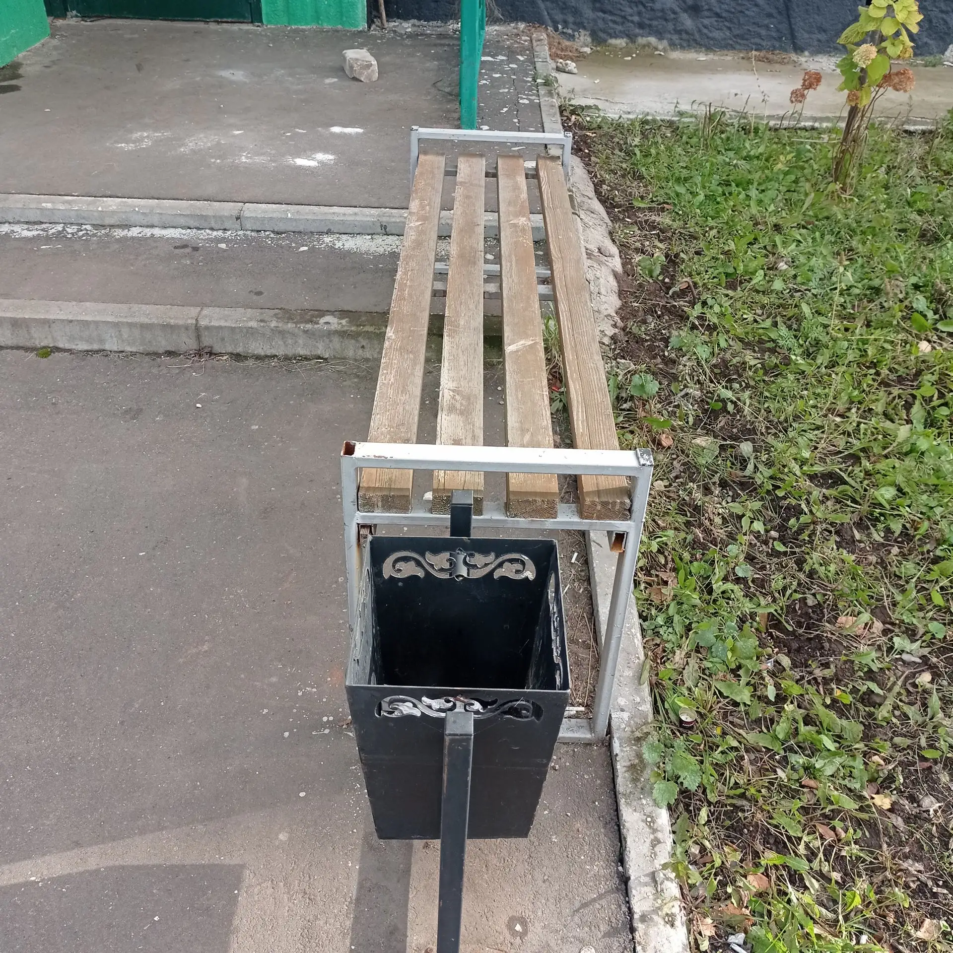 Покрасили лавочки по адресу: п.Комсомолец, ул.Набережная, д.16 в кол-ве 2 шт. и на детс...