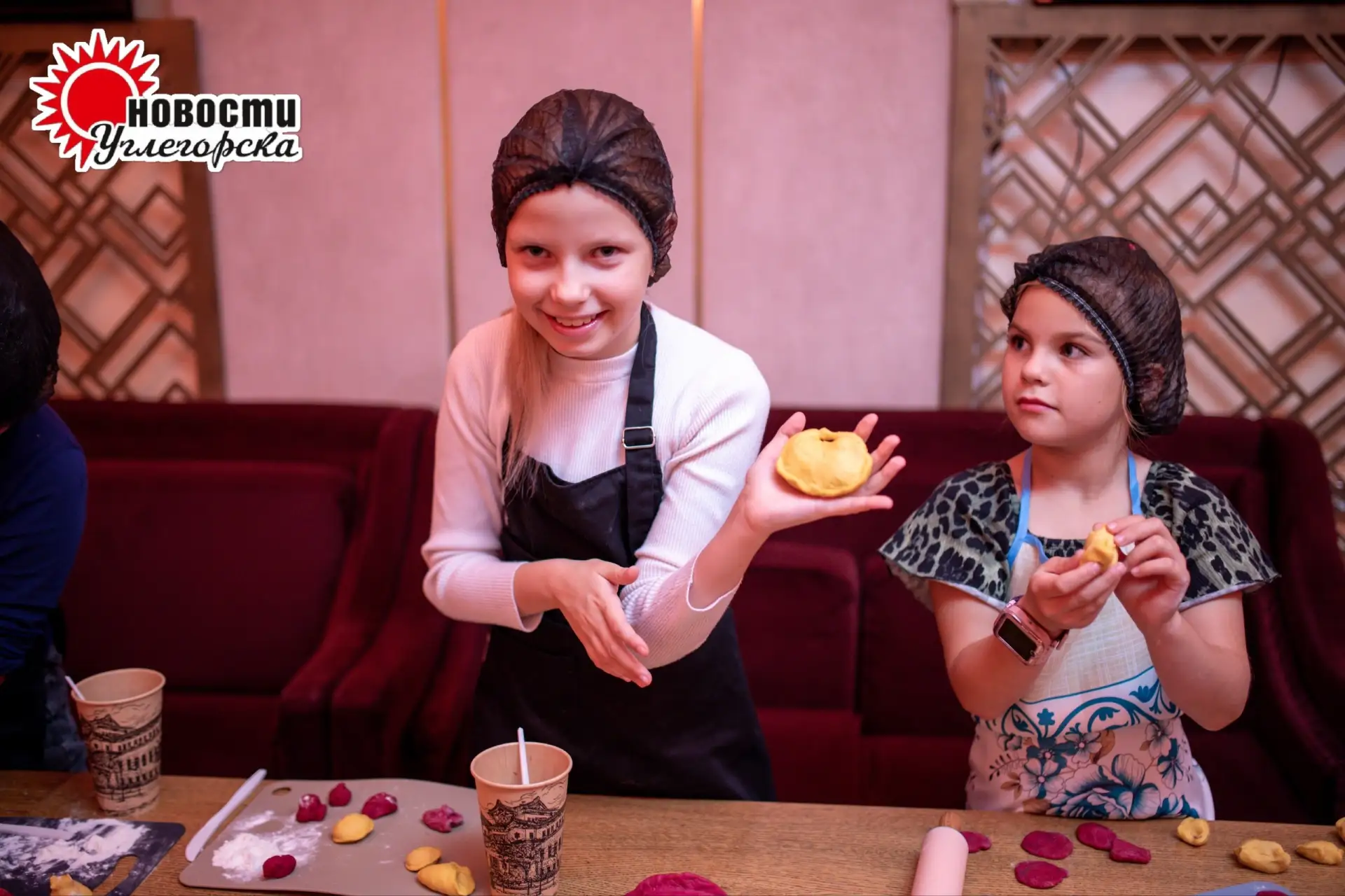😋В Шахтёрске юные поварята научились лепить разноцветные пельмени