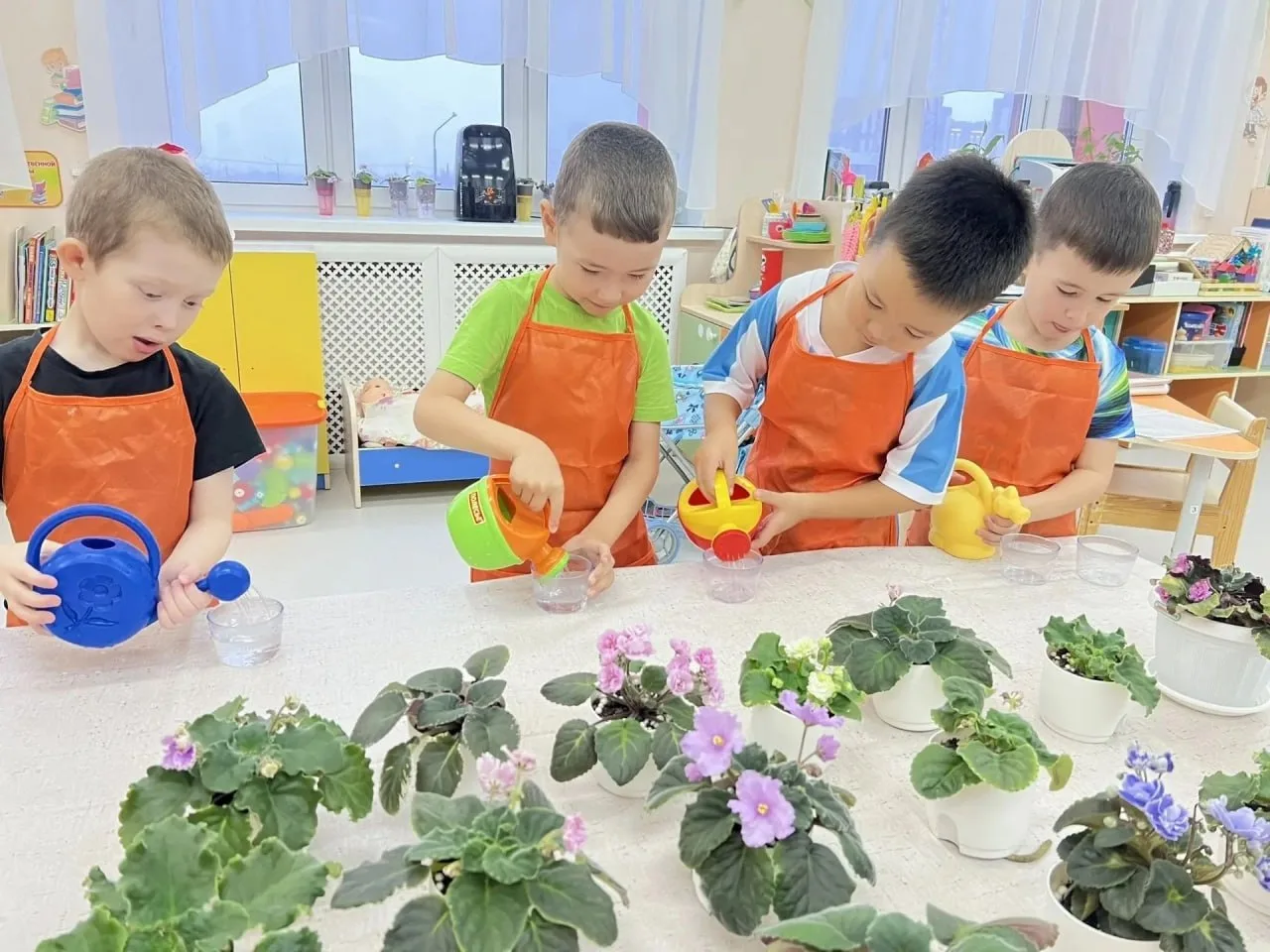 💧 Наука в маленьких руках: как дети проверили фитильный полив