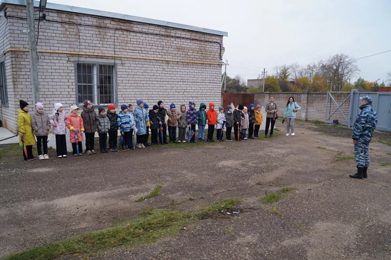 Боровичские школьники побывали в гостях у полицейских-кинологов