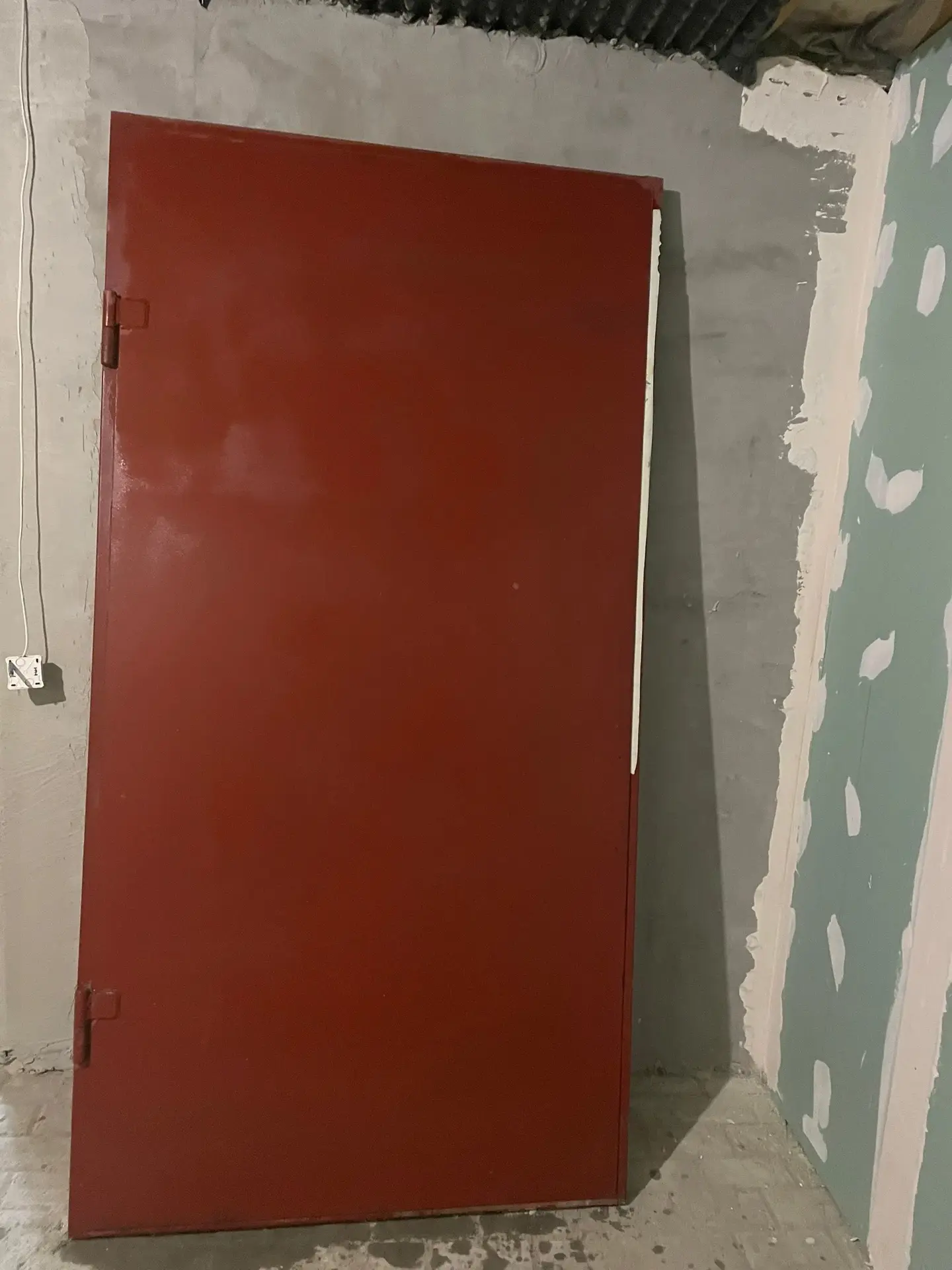 Продам дверь ,металл 2,размеры 1м-2м,с коробкой