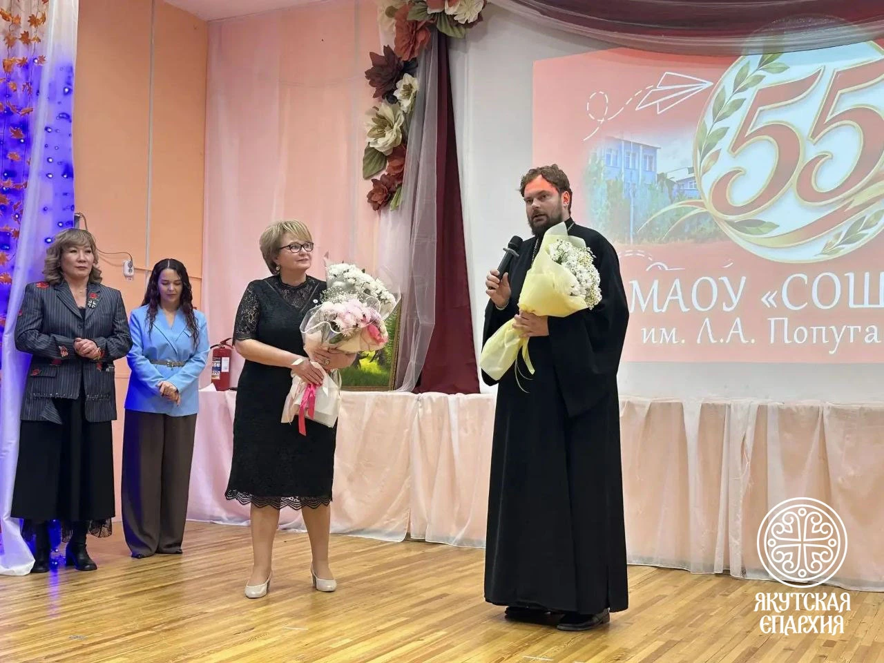 Священник поздравил педагогов Удачного с Днем учителя