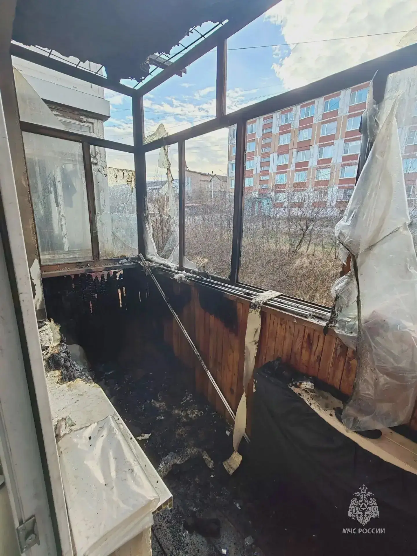 В Магадане загорелся балкон жилого дома