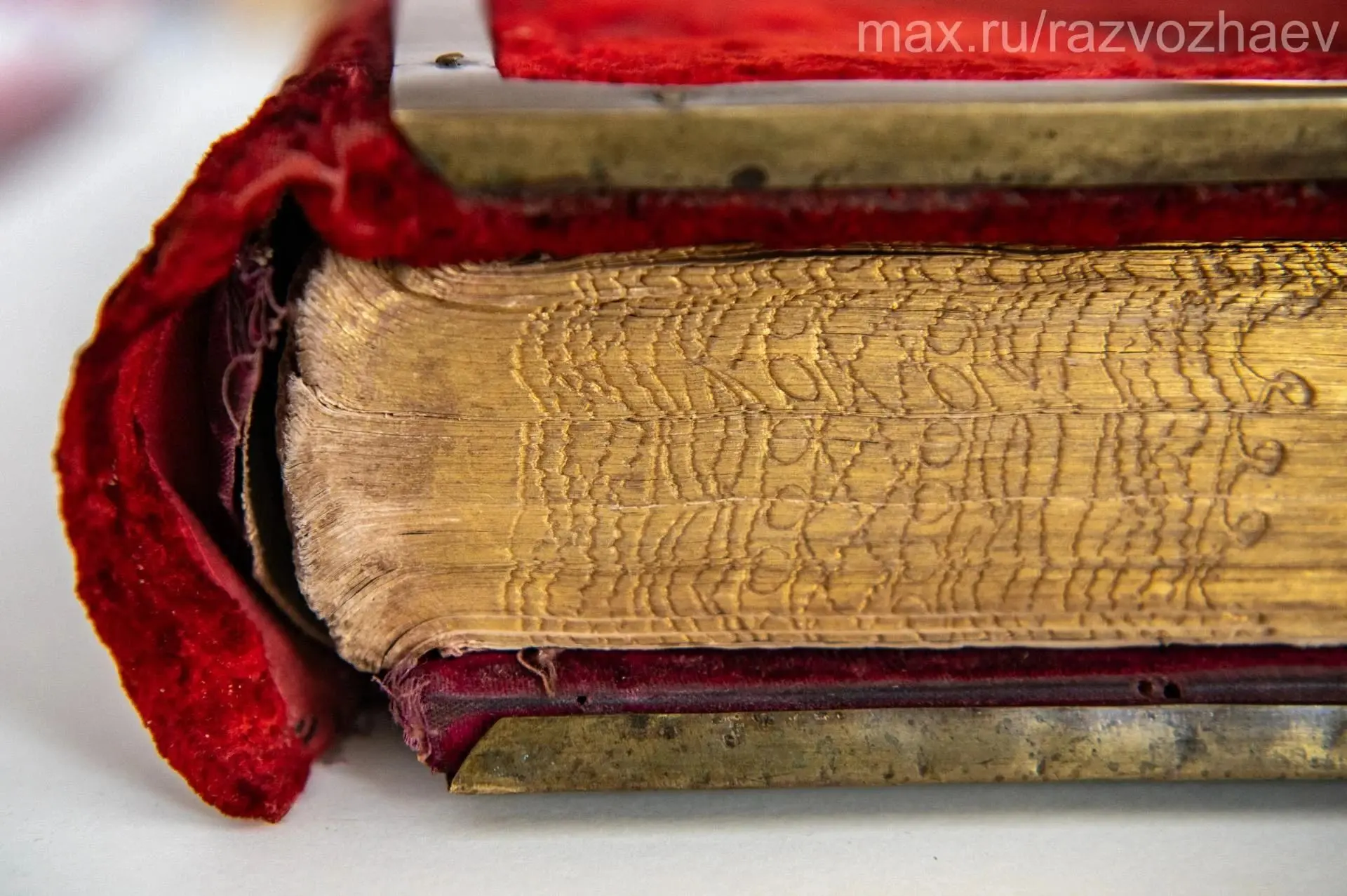 ⛪️ Напрестольное Евангелие XIX века из архива Севастополя передали на реставрацию в Москву