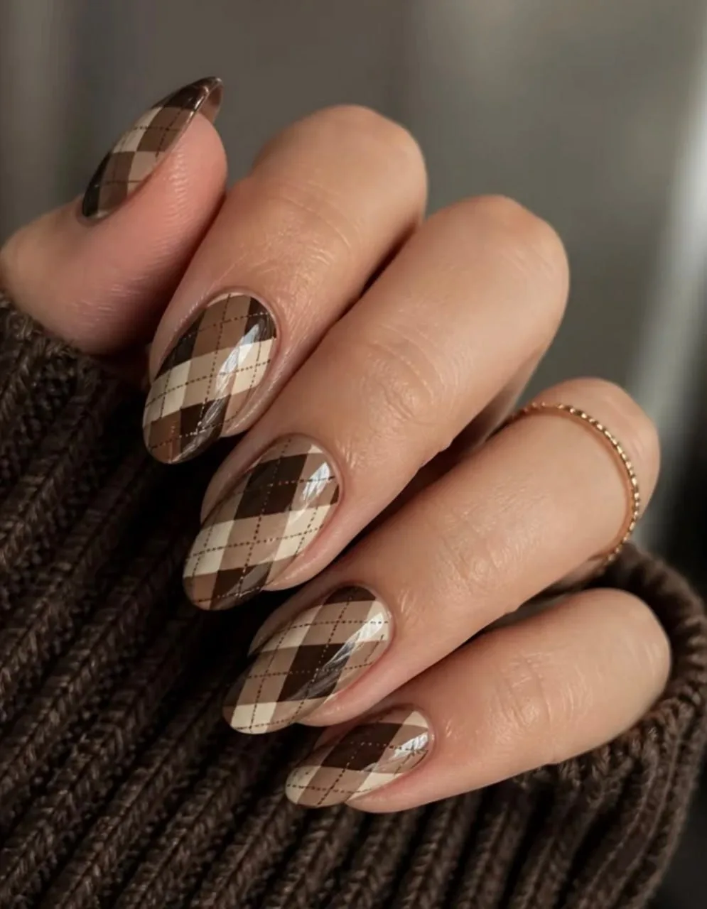Не только в одежде: клетка - главный тренд осеннего маникюра 💅