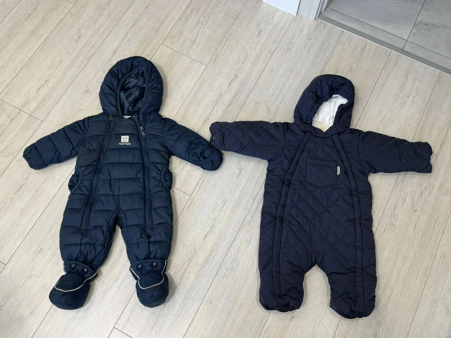 Продаю зимние комбинезоны