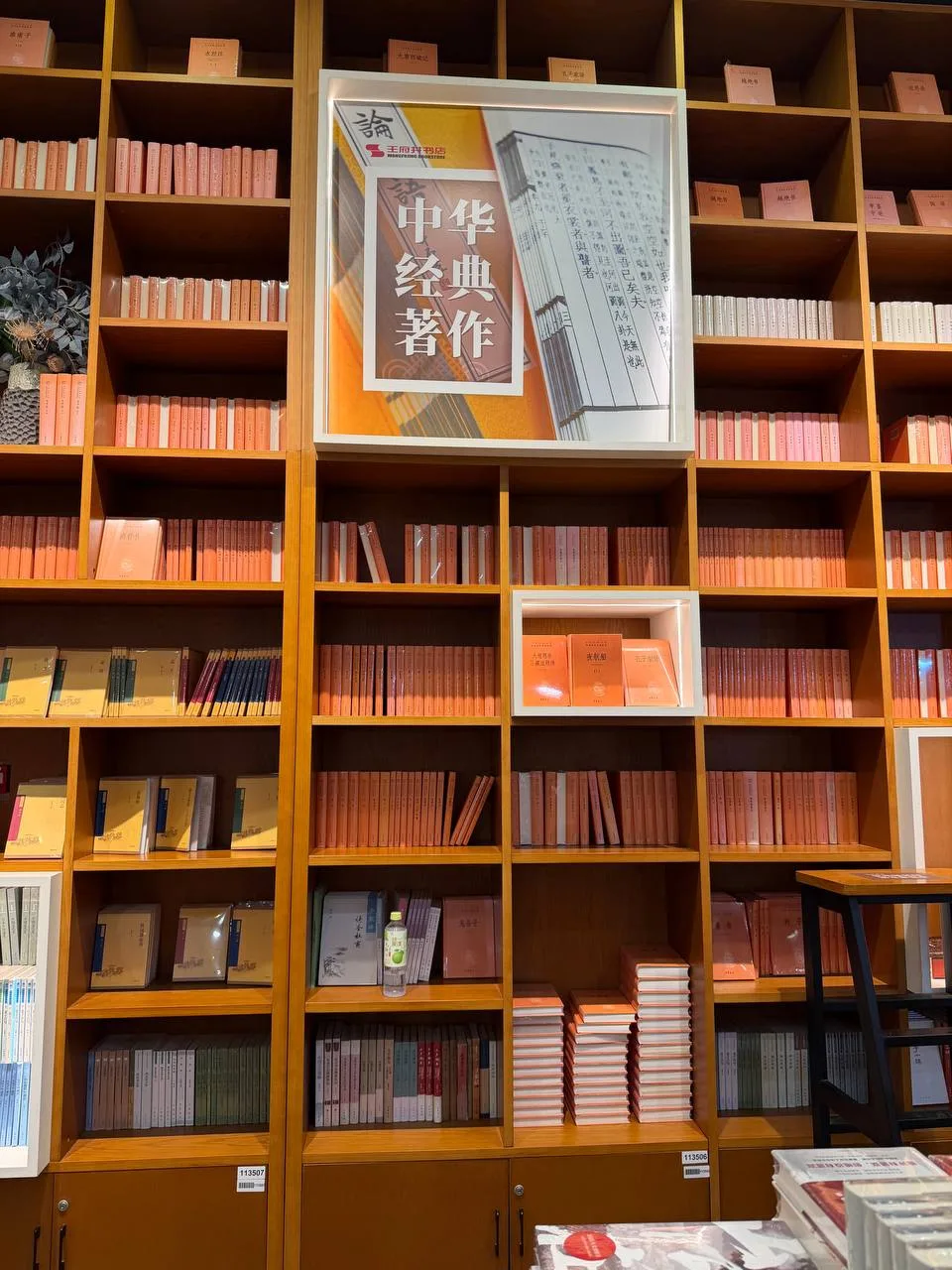 Книжные, куда приходят не только покупать книги, но и просто посидеть, полистать и почи...