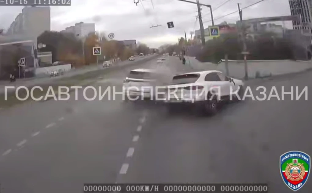 Казань, Гвардейская: чувак на Chery решил развернуться и собрал букет из Porsche и авто...