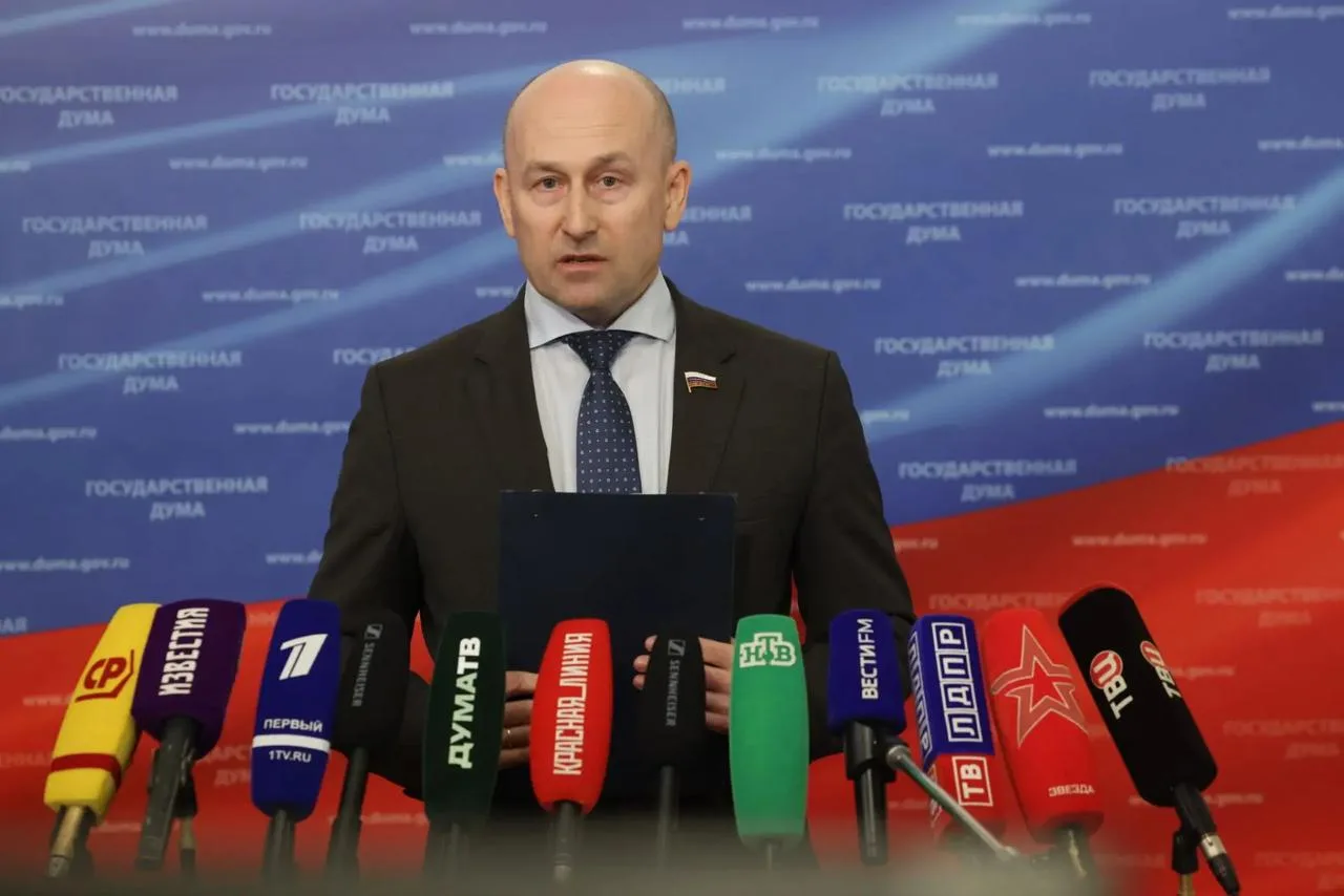 Сегодня впервые выступил на пресс-подходе в Государственной Думе от лица фракции «Справ...
