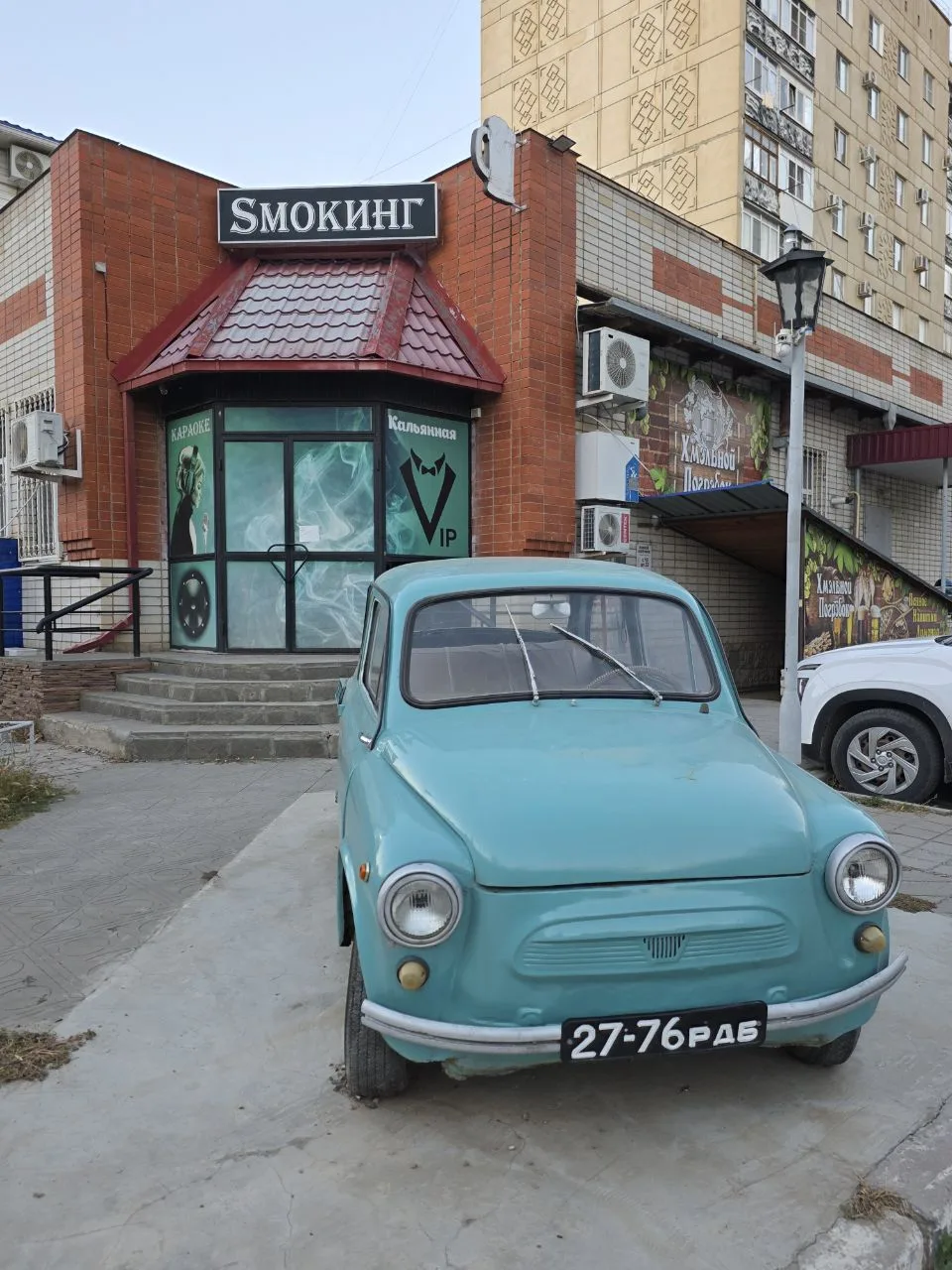 📷 Арт-объект возле одного заведения на Намыве – настоящий Запорожец