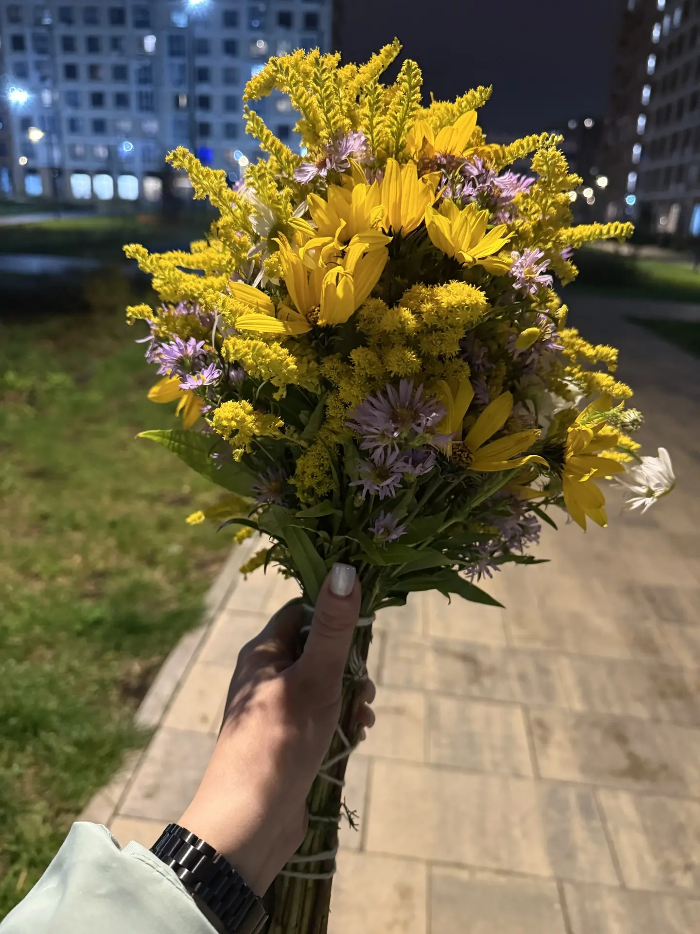 Идем домой с цветочками 🥰