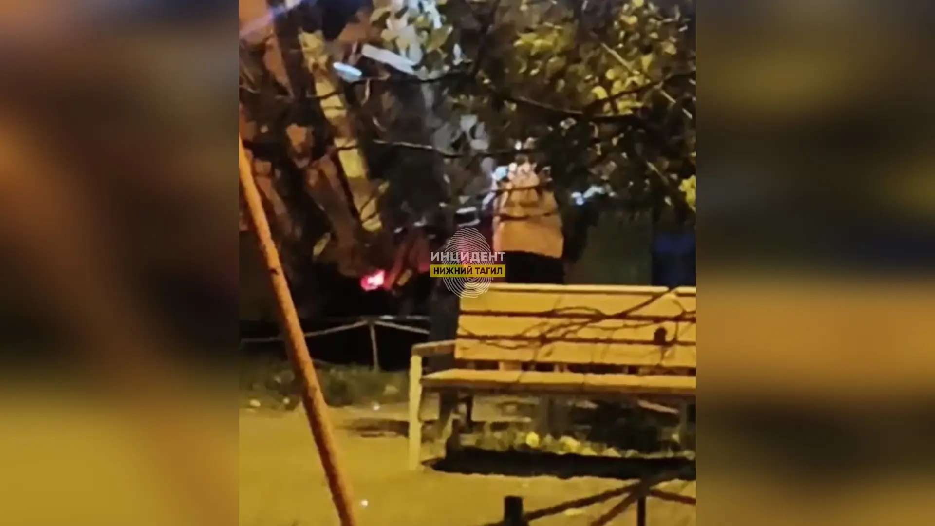 ⭕ «Платим по полной, а вывозят половину»: тагильчане в шоке от работы мусоровоза 😳
