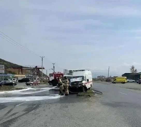 ⚡️ После ДТП с автомобилем скорой помощи в больницу доставили четверых пострадавших