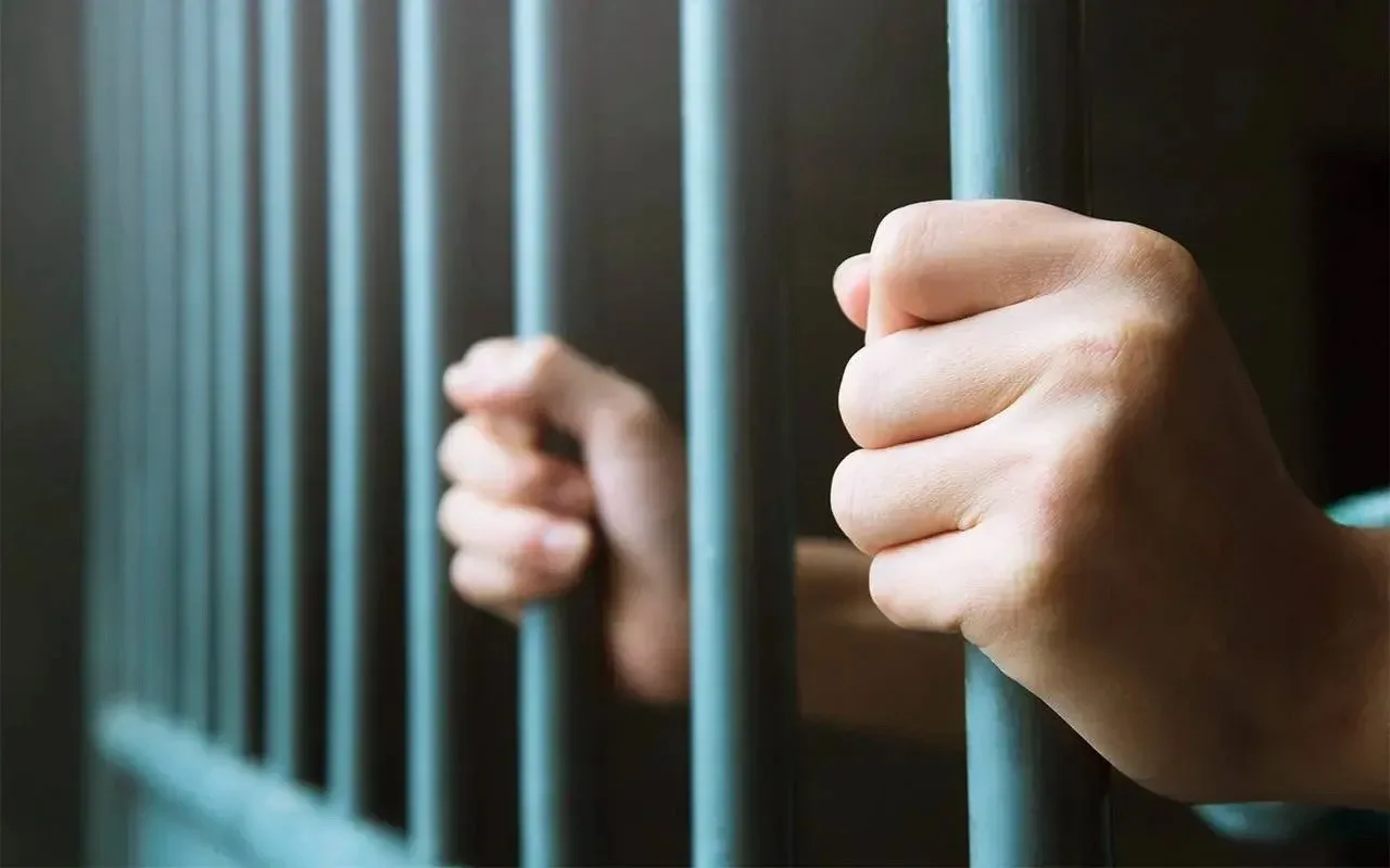 ⚖️ В ХМАО мужчину приговорили к двум годам строгого режима за нападение на участников СВО