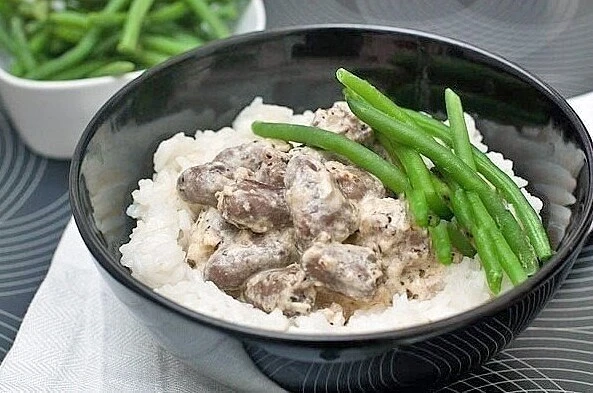 Куриные cердечки, тyшеные в смeтанe