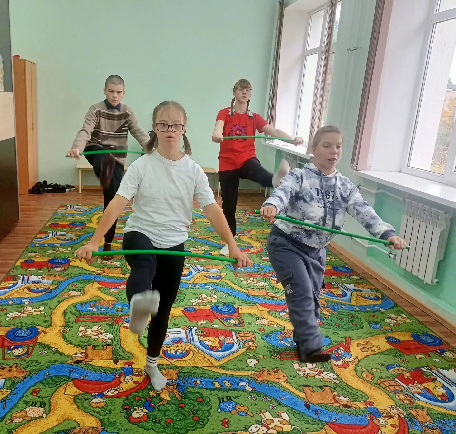 🧘‍♂️ Осанка, моторика и отличное настроение: как прошёл урок в 9 «А»!