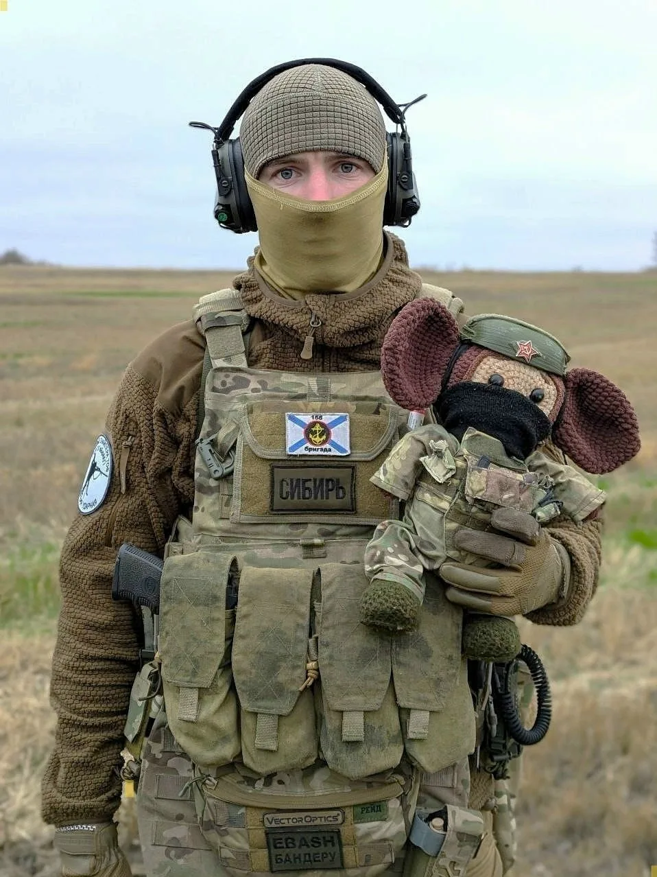 🔥 Боец морской пехоты Тихоокеанского Флота с позывным «СИБИРЬ» передает большой привет...
