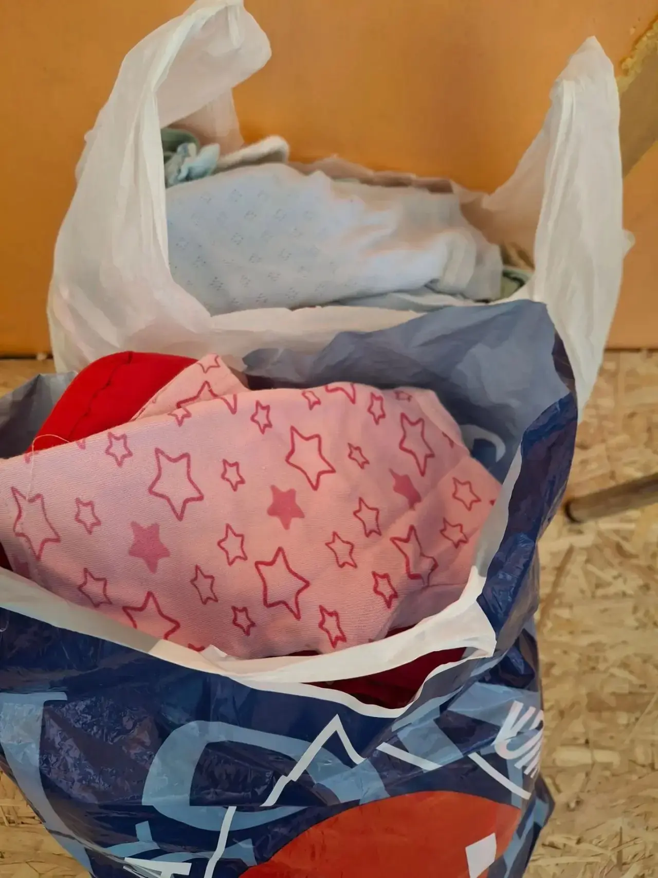 Отдам 2 пакета вещей на девочку от 0 до 3х месяцев(с зимним комбезом), и большую сумку ...