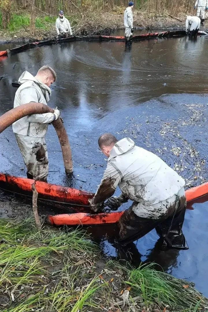 В Сургуте очистили протоку Бардаковку от нефтепродуктов