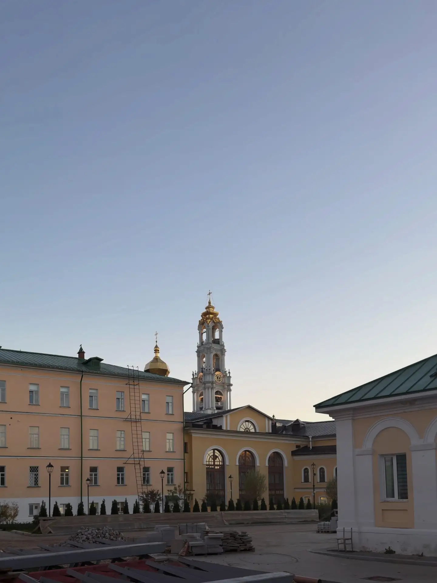 На территории академии у Троице-Сергиевой лавры продолжаются работы по благоустройству.