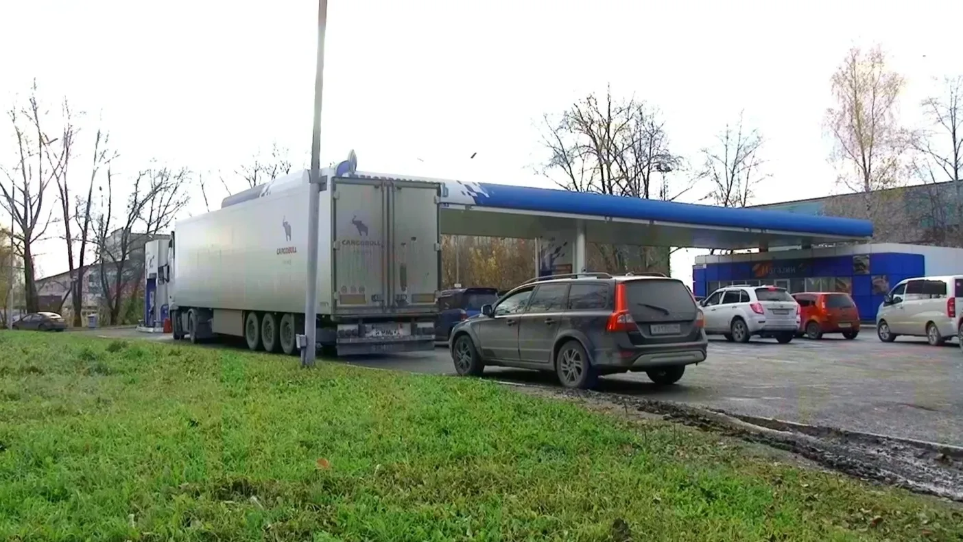 На заправках Свердловской области постепенно снимают ограничения на продажу бензина в к...