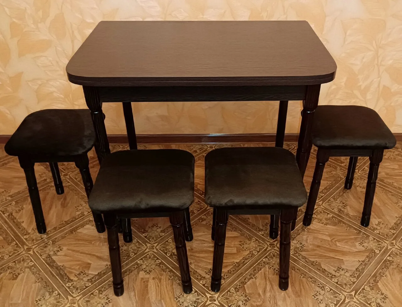 Продам кухонный набор: стол-книжка и 4 табурета, Донецк, 18 000 руб.