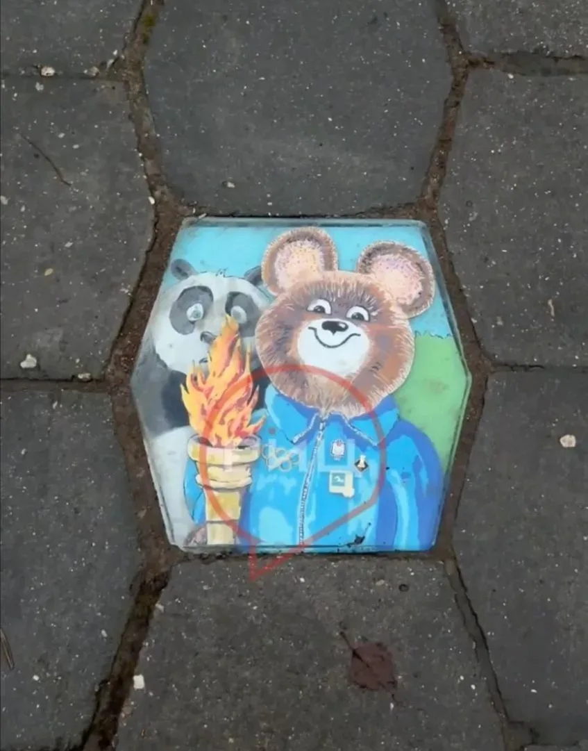 🎨Стрит-арт художник Postoronny вновь радует нас новыми работами. На этот раз он создал...
