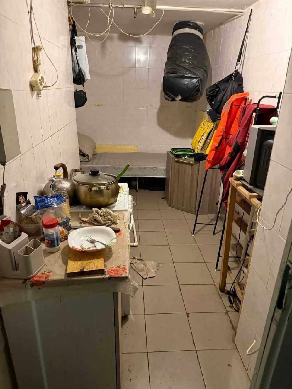 Жильцы обнаружили, что в подвале дома на Колпакова, 34Б, кто-то обставил себе апартаменты
