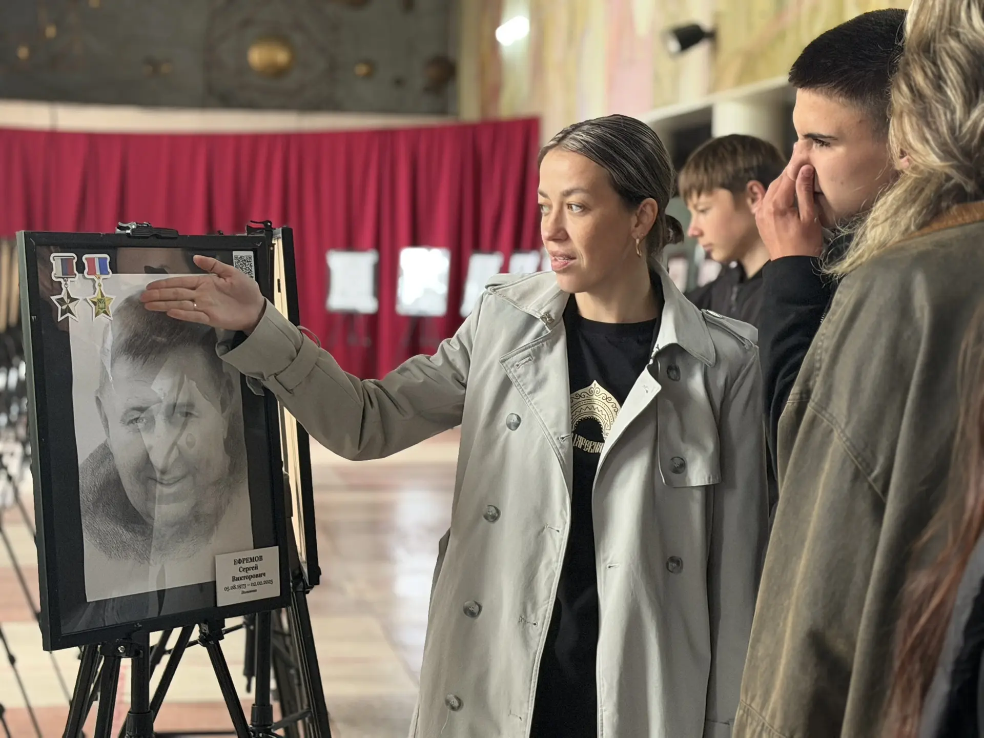 🕊️ Ученики нашей школы посетили выставку «Портрет Героя», посвящённую увековечиванию п...