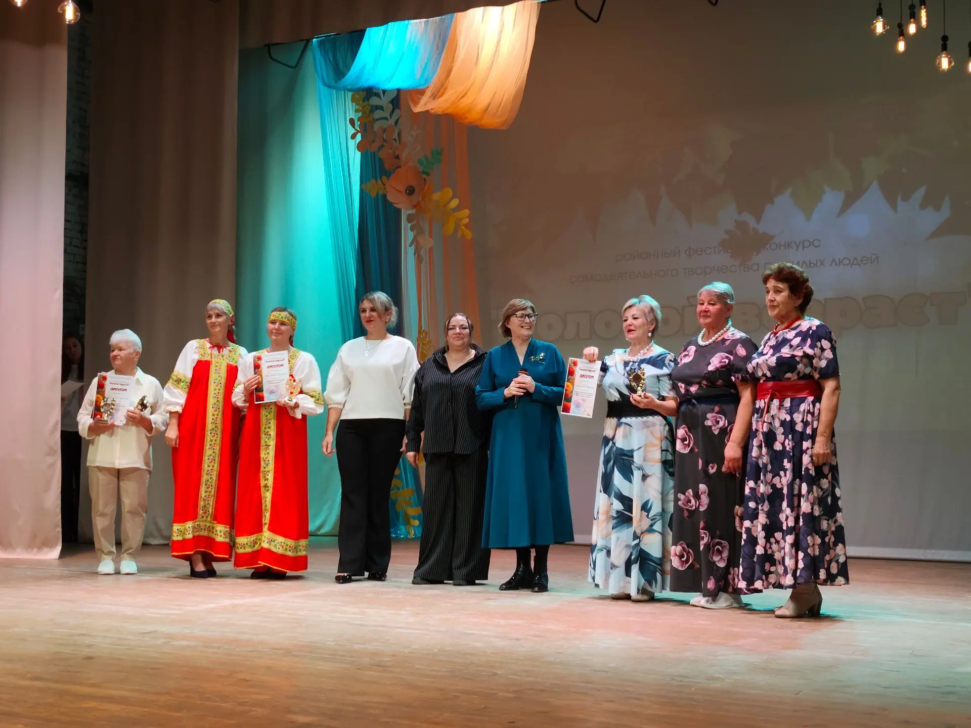 Сегодня на сцене РДК "Дружба" прошел районный фестиваль-конкурс самодеятельного творчес...