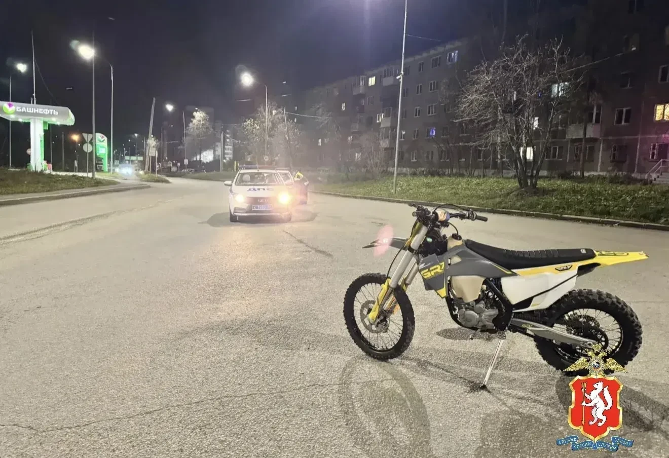 🚔🏍️В Первоуральске водитель-рецидивист спровоцировал ДТП, уходя от преследования