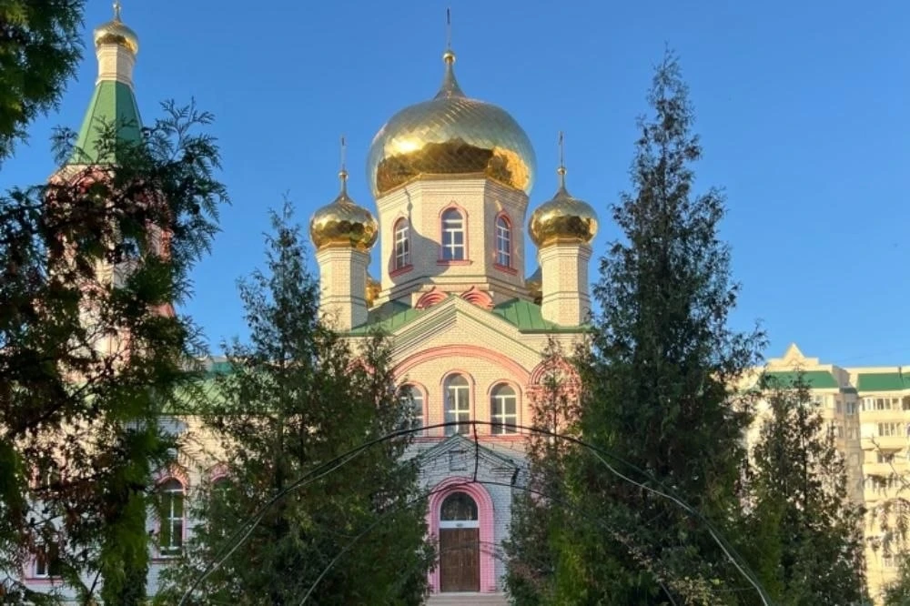 Новый сквер возле ЖГМК тоже переживает осеннюю метаморфозу