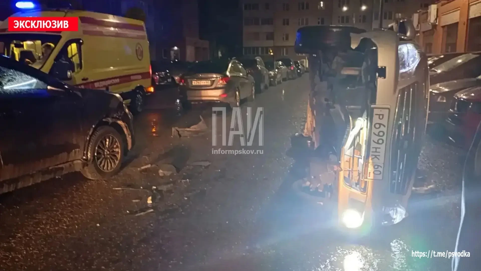 😱В Пскове Nissan протаранил автомобили на парковке и перевернулся
