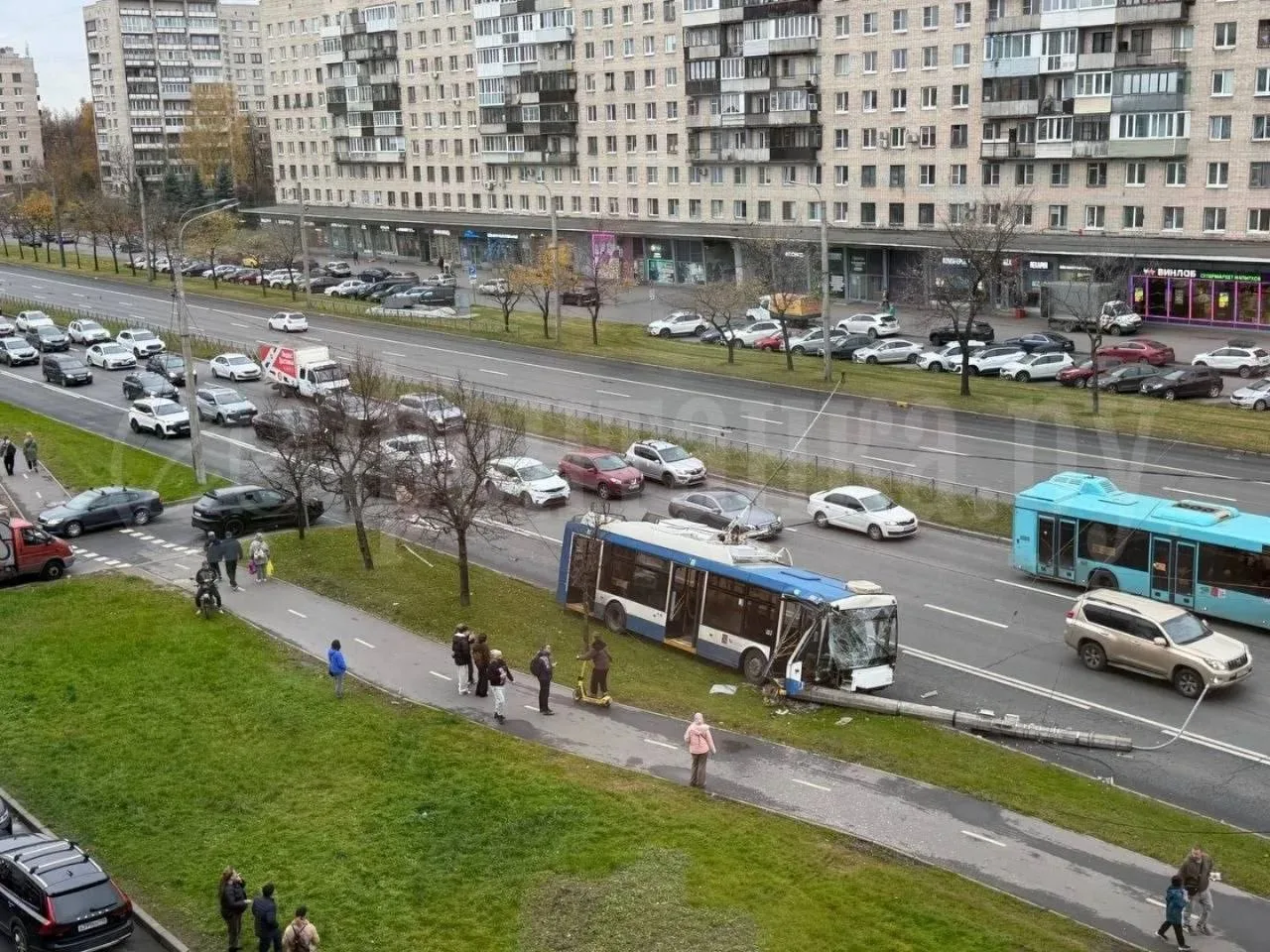 ❗️Троллейбус снес столб на проспекте Славы