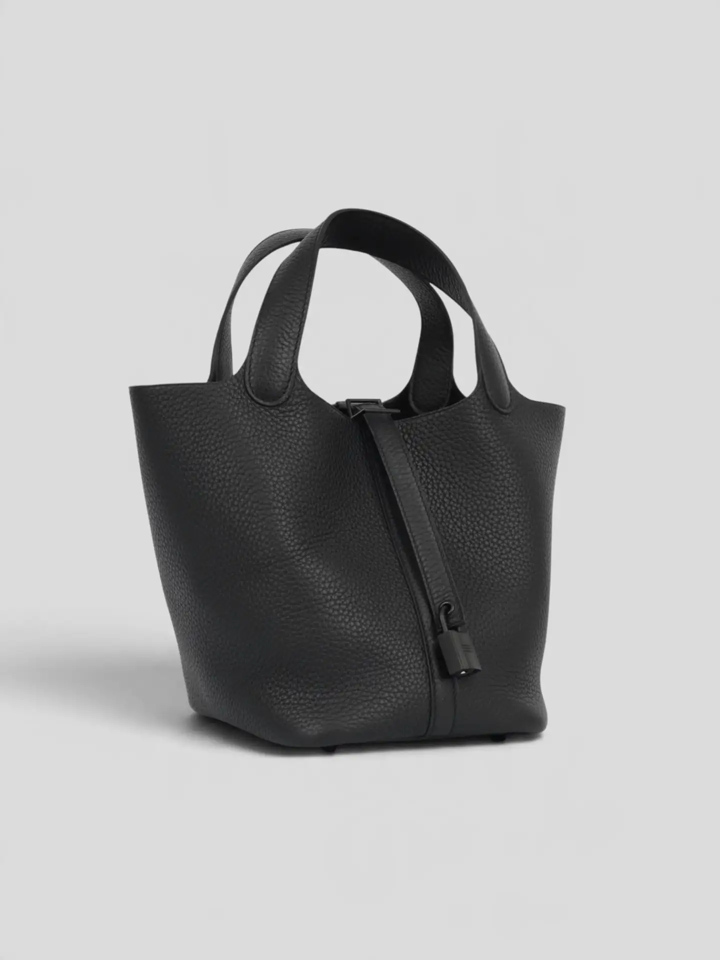 Сумка Hermes Picotin 18 So Black в состоянии новой, только хранение. В комплекте: пыльн...