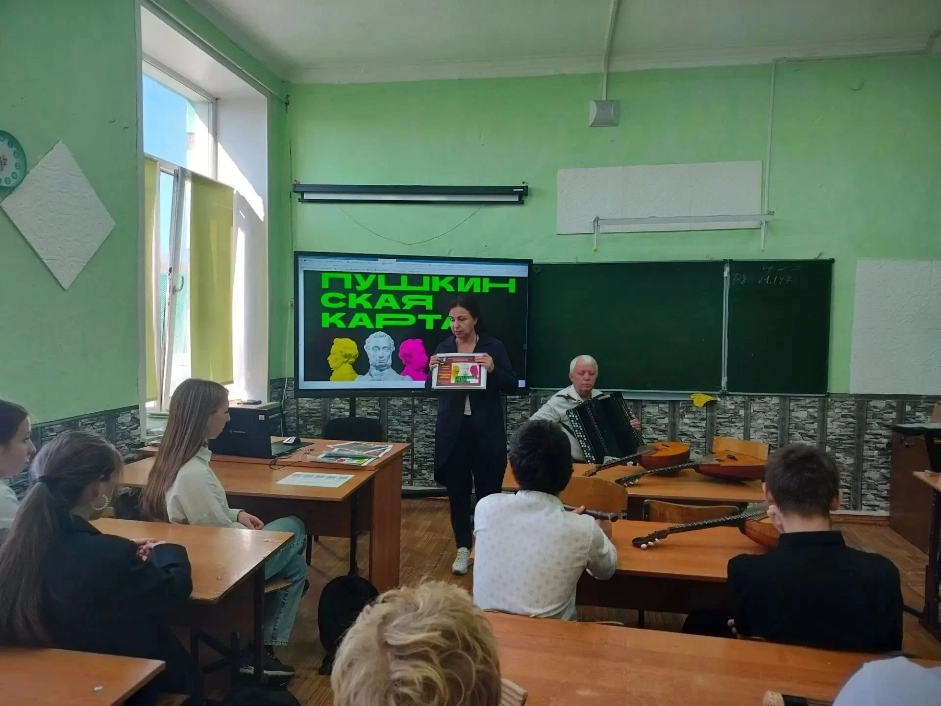 Вчера 🎶 преподаватели Детской школы искусств №54 провели мастер-класс "Волшебных струн...