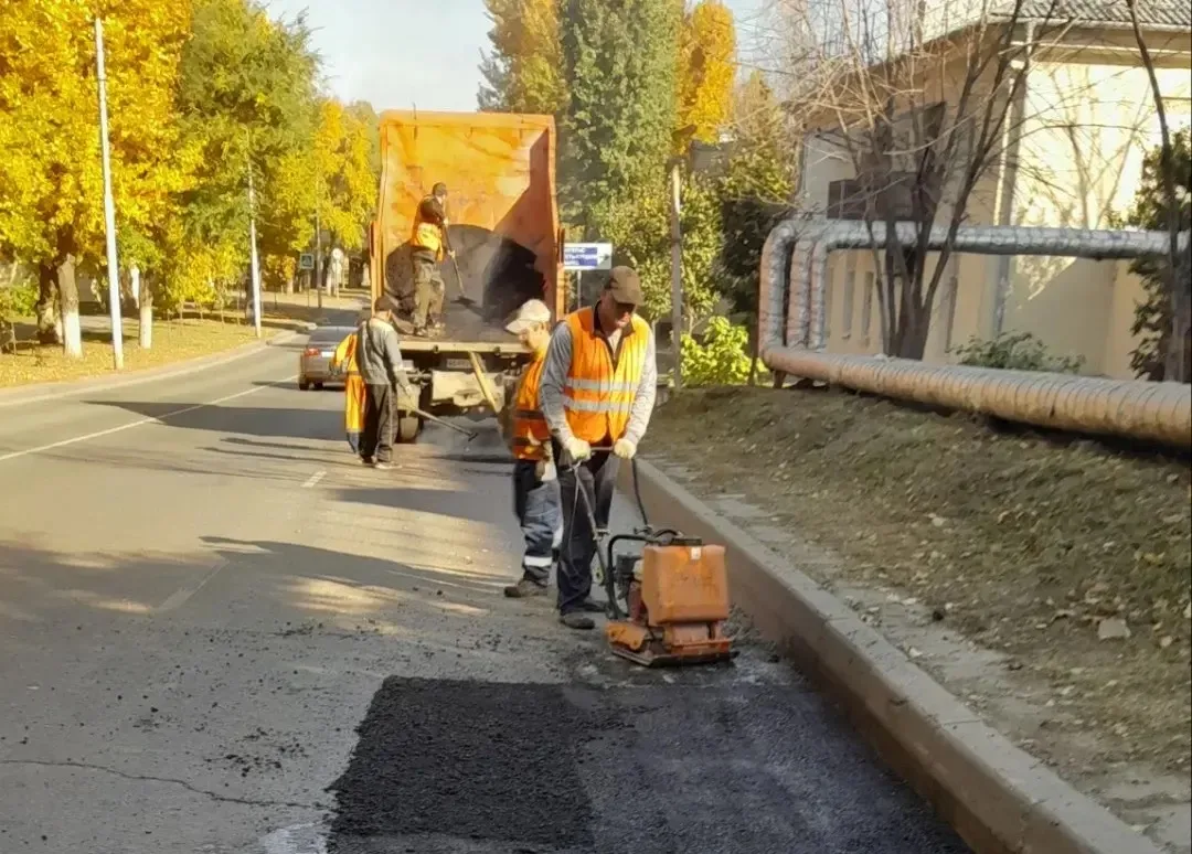🚧 Продолжаются работы по текущему ремонту дорожного полотна
