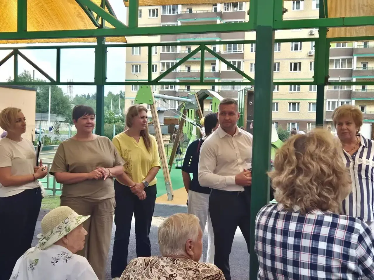 На улице Зеленый город в поселке Зеленоградский открыли новую детскую площадку, обустро...
