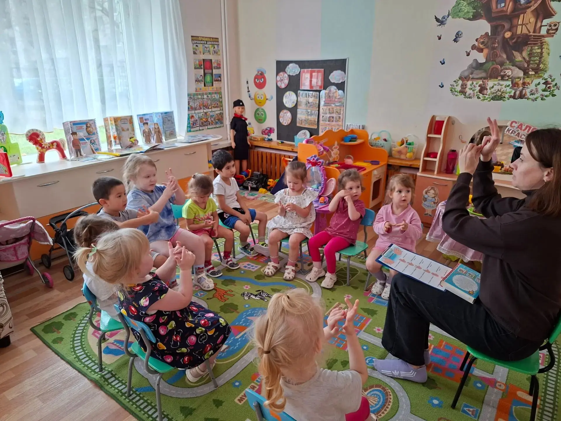 Сегодня в группе "Ладушки"(39) прошла увлекательная беседа с библиотекарем Надеждой Але...