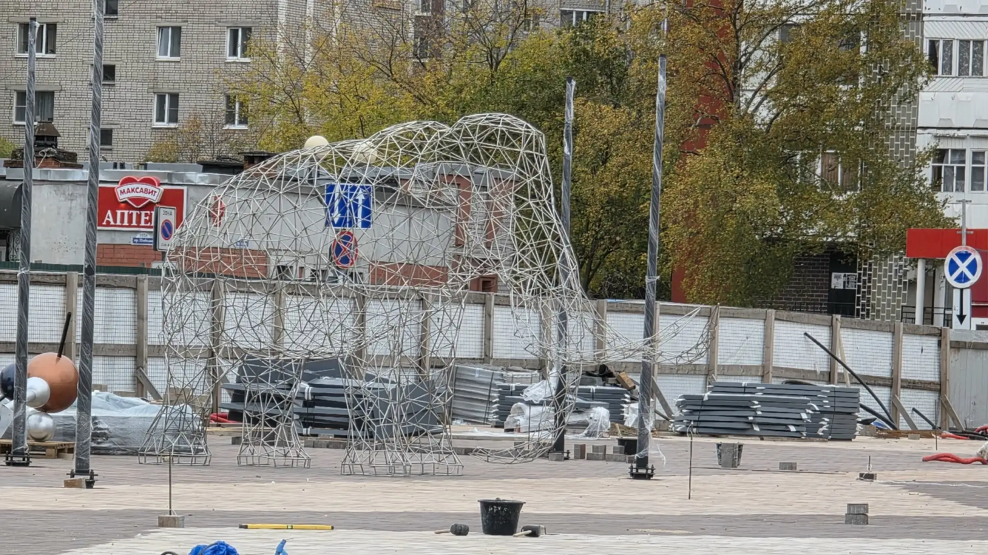 Вот такого мамонта устанавливают на площади Химиков. Он представляет собой ажурную фигу...