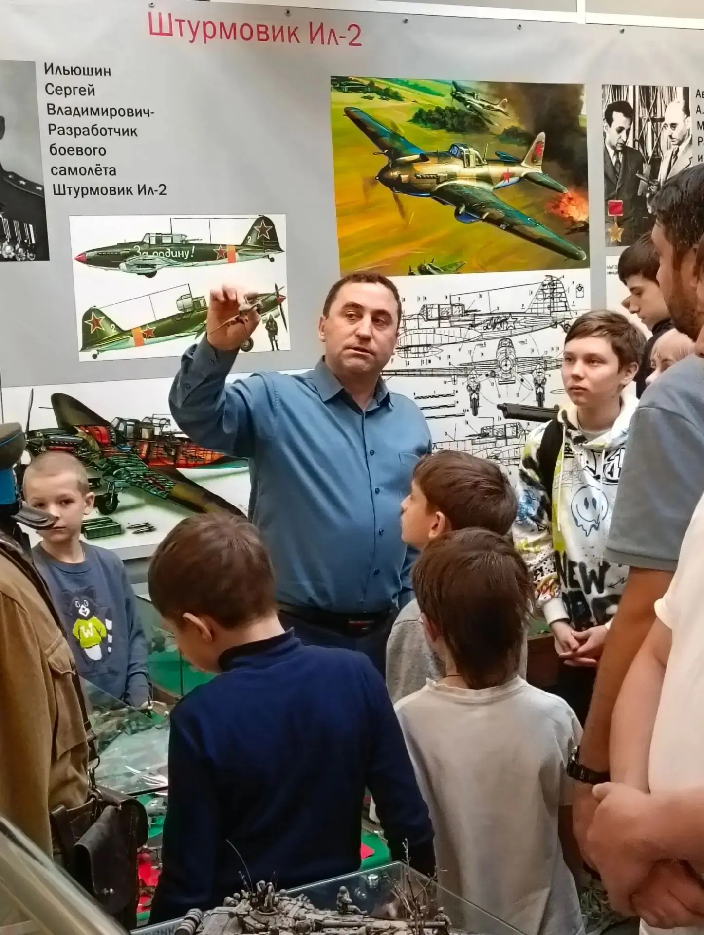 Руководитель школьного клуба авиации «Герои неба» и  одноименной Московской областной о...