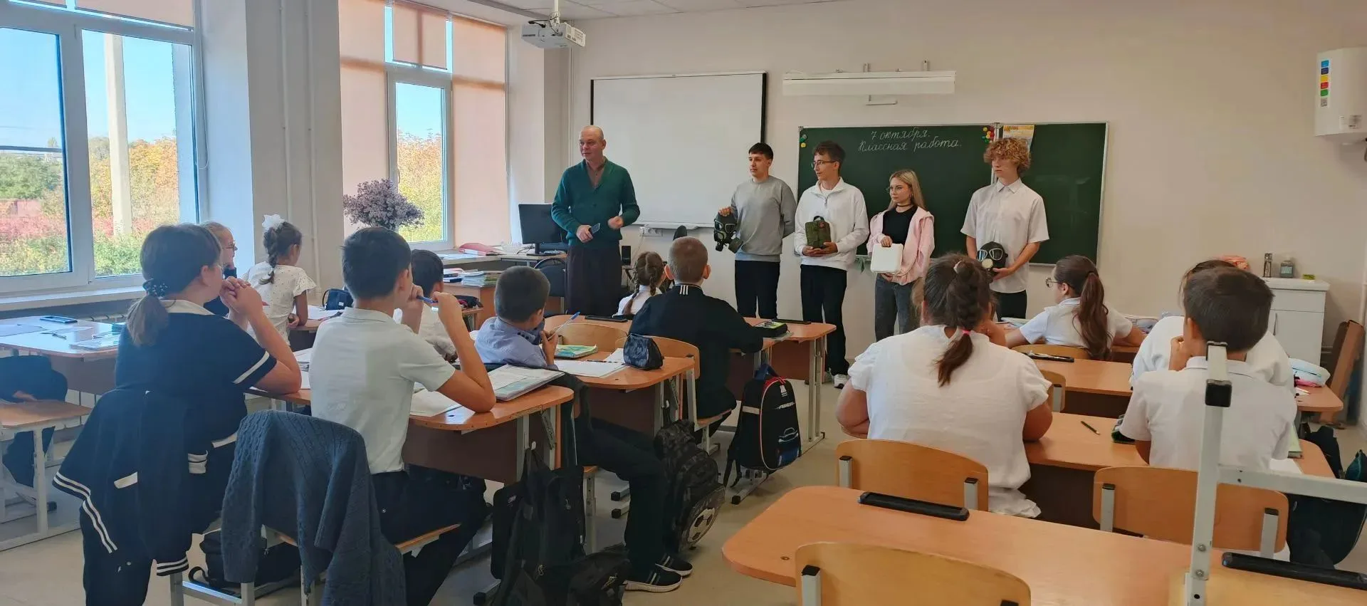 Сегодня  в нашей  школе  день прошёл  насыщенно  и познавательно. Сегодня учащиеся 11 к...